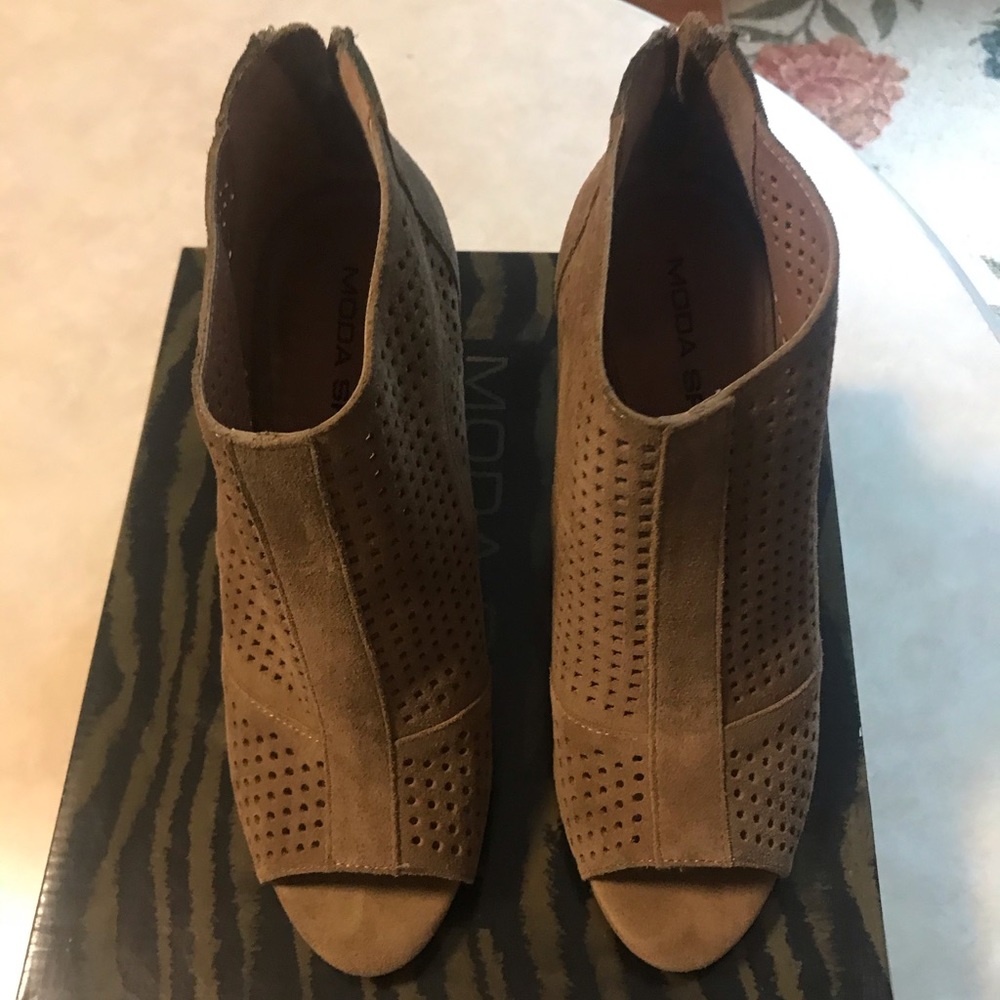 Misses open toe shoe slightly worn